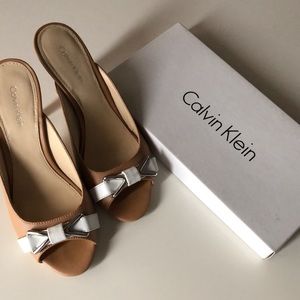 Calvin Klein | Coquettish Heels Camel/White Size 6